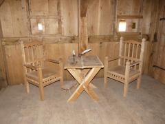 Der andere Teil der "Kemenate". Der Tisch ist 70 x 80 cm groß. Für die Stühle sind einfache Leinensitzkissen vorhanden.